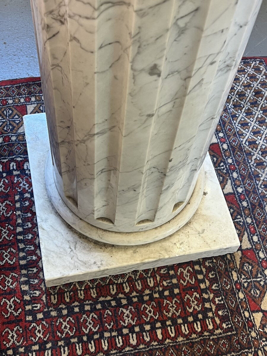 Column in solid white marble veined with grey, decorated with vertical fluting, 110 cm.