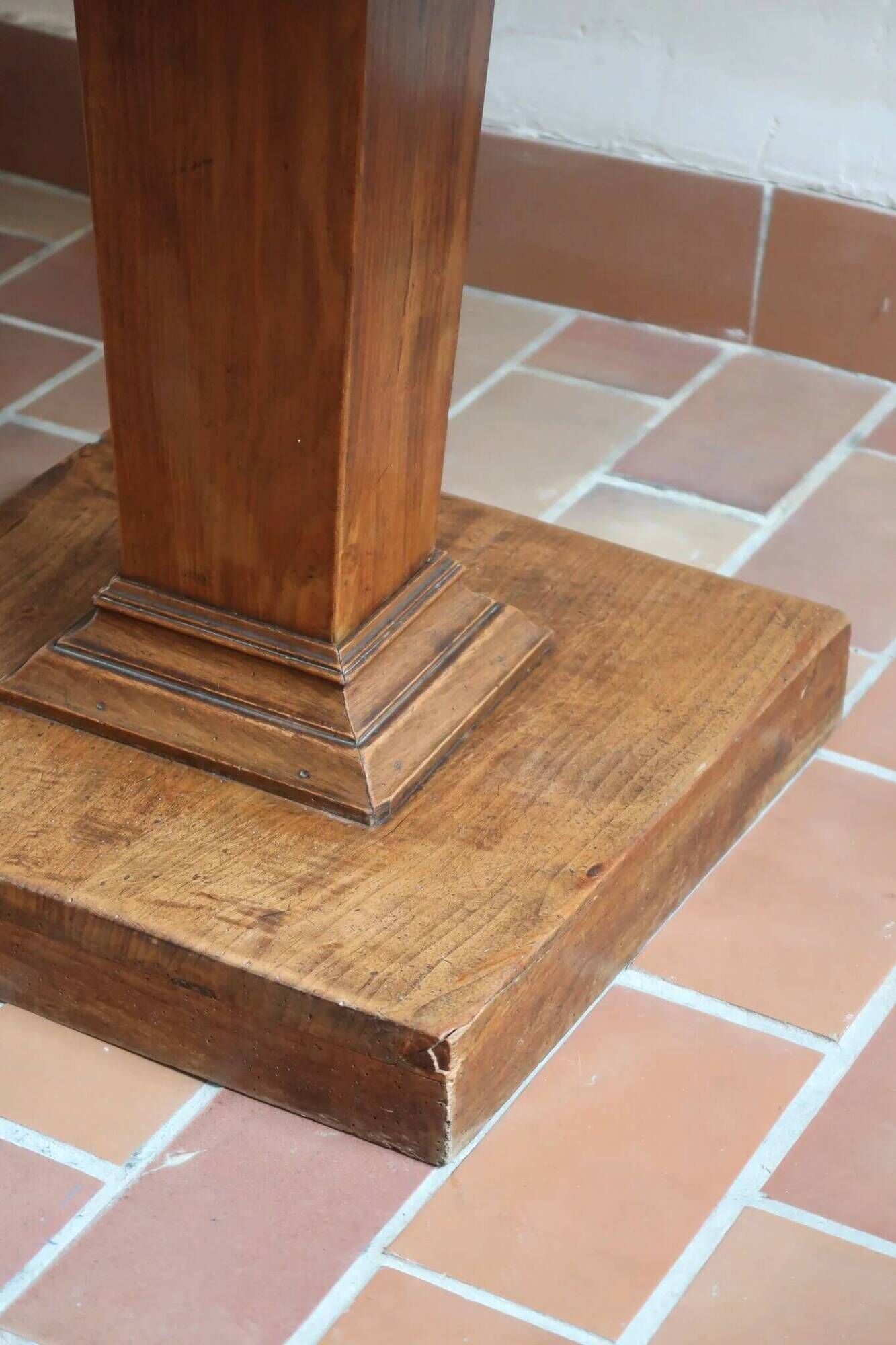 Table ronde en frêne, pied central mouluré, art déco