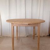 Round table foot spindles