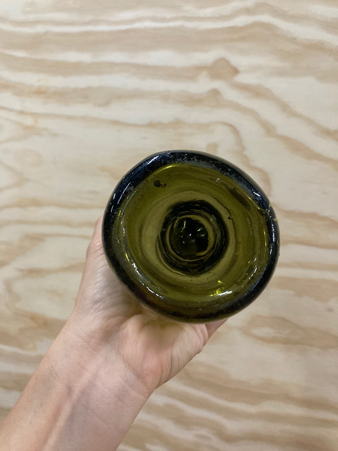 Bouteille en verre verte ancienne Wabi Sabi