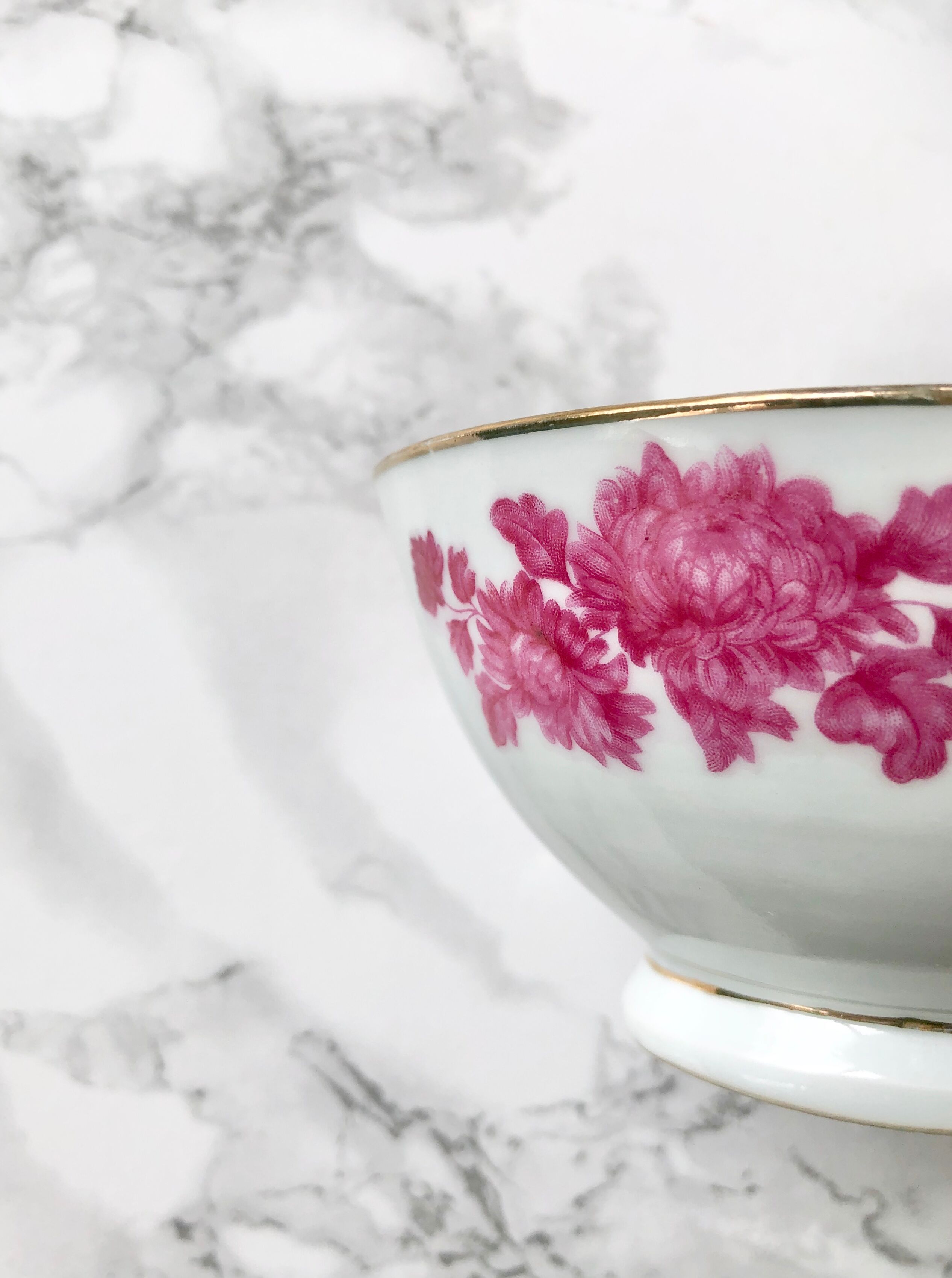Set consisting of 5 bowls and a porcelain bowl decorated with pink flowers and golden fillet