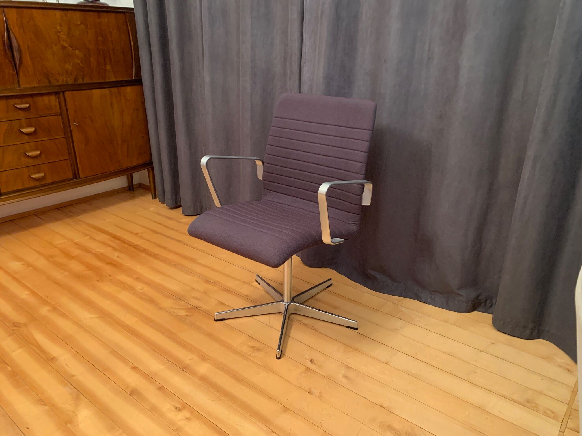 Oxford armchair by Arne Jacobsen, Fritz Hansen, Denmark.