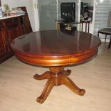 Table diameter 115 cm solid wood, excellent condition sold with 2 extensioncords of 40 cm each and 6 chairs style in excellent condition.