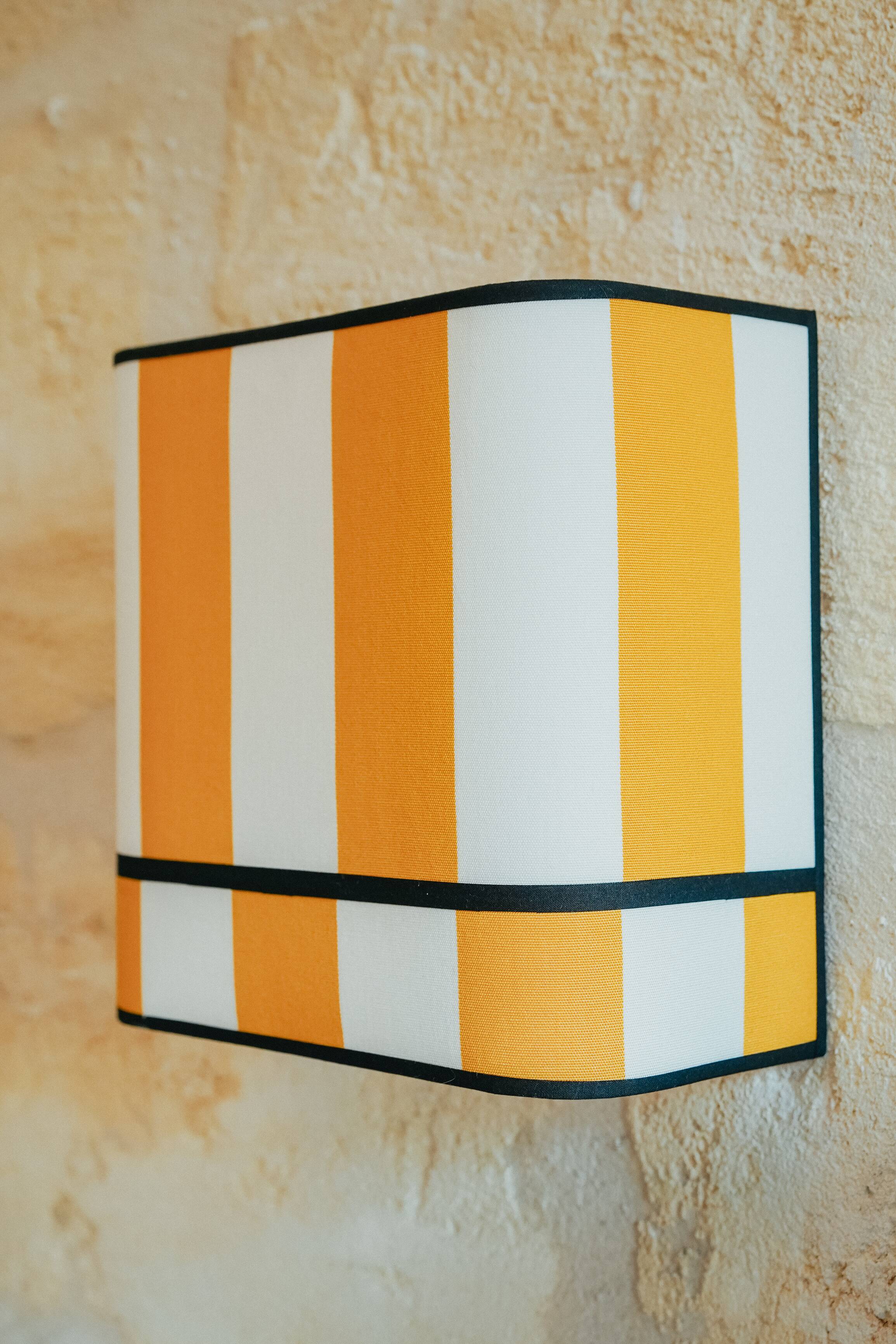 La divine – yellow deckchair striped wall light (large model).