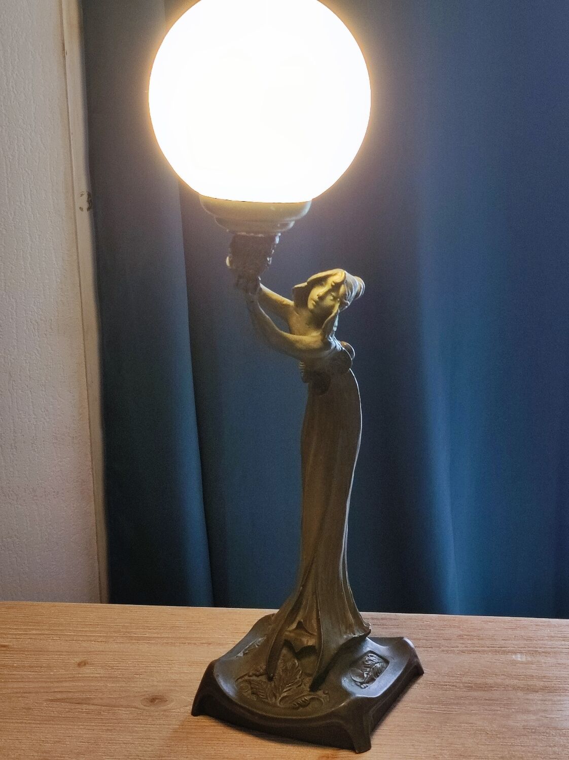 Women's statuette lamp