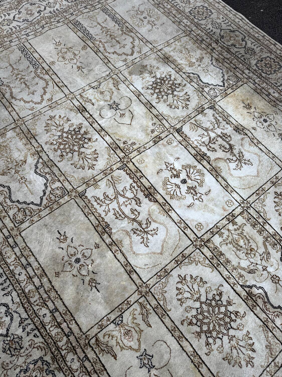 Elegant silk rug with arabesque decoration, 270 x 185 cm