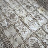 Elegant silk rug with arabesque decoration, 270 x 185 cm