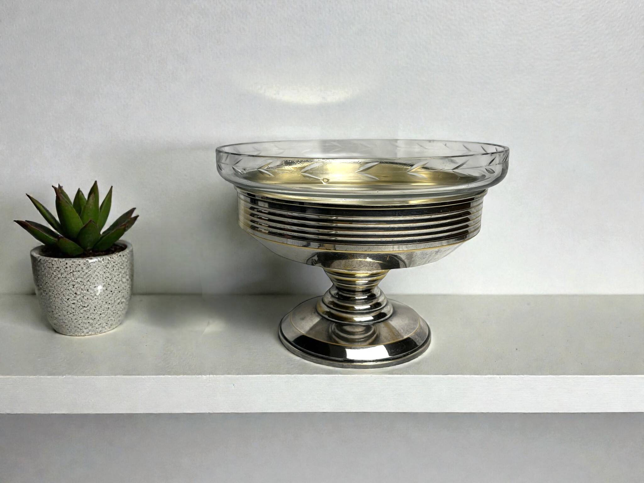 Art Deco, silver-plated metal fruit bowl with pedestal base, hallmarked, circa 1930