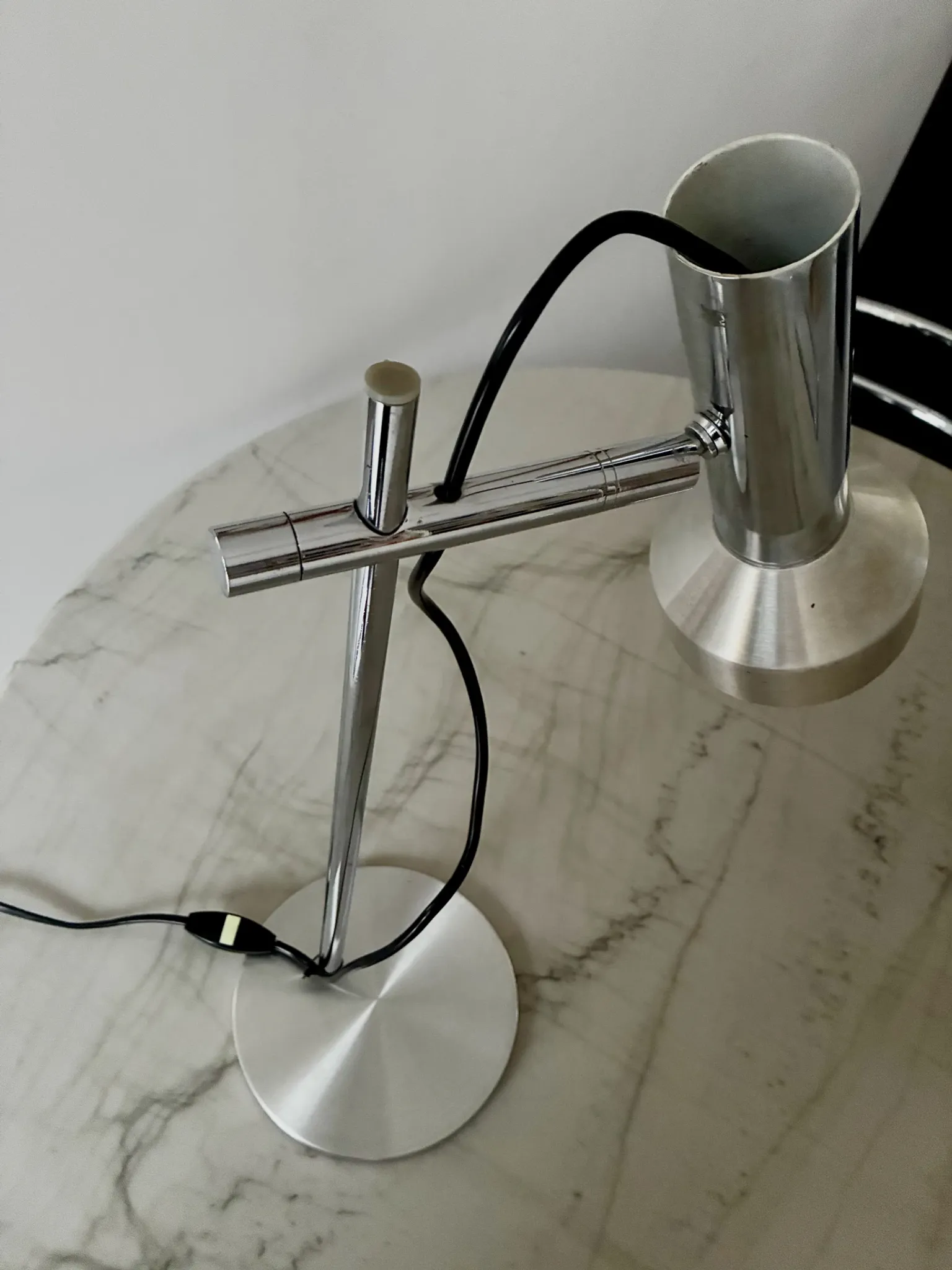 Very nice vintage 1970 articulated table lamp in good condition.