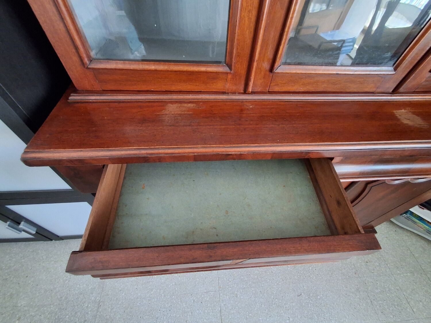 English display cabinet in mahogany