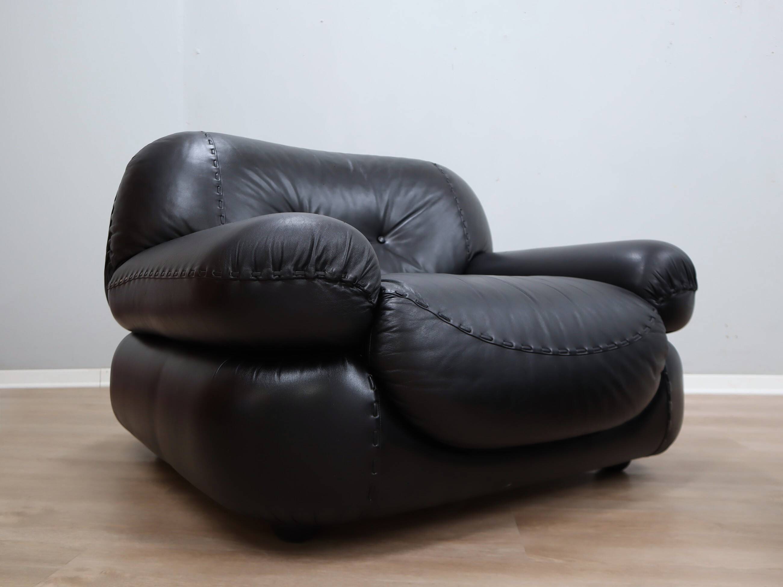 Pair of Mobil Girgi Sapporo armchairs black leather Italy 1970s