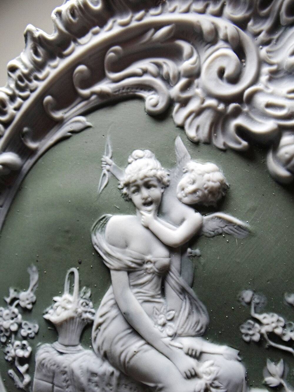 Médaillon mural rococo ancien en biscuit bichrome Jasperware