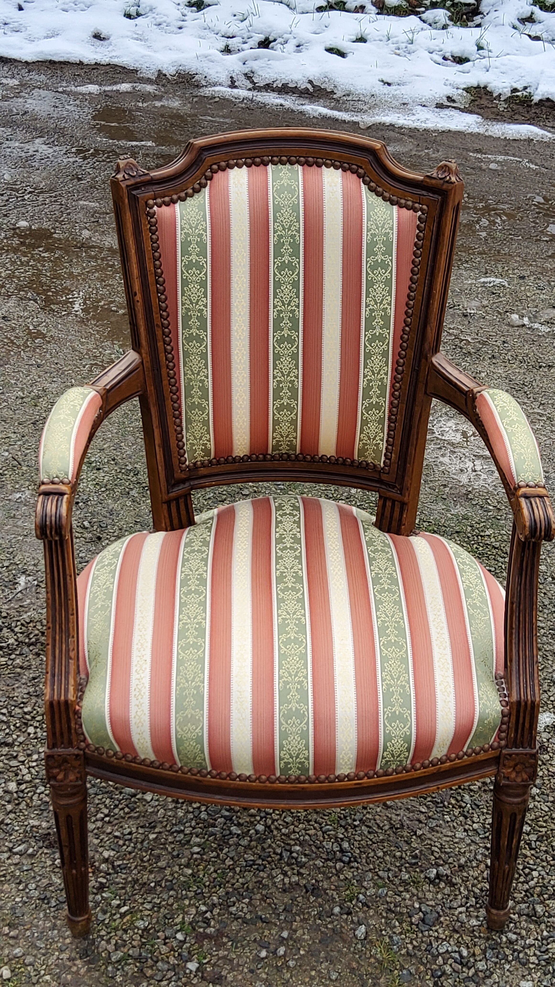 Paire de fauteuils cabriolets de style Louis XVI