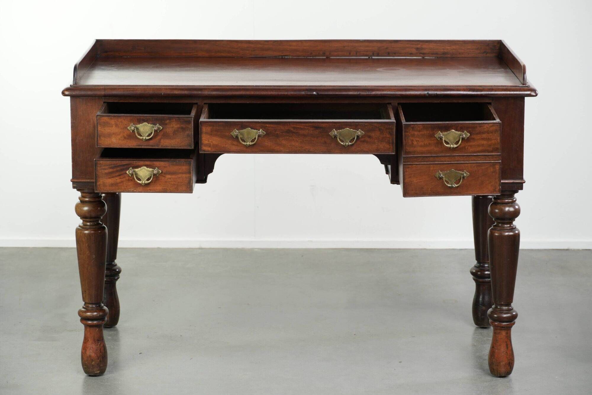 Antique English desk / writing table in mahogany from the mid-19th century