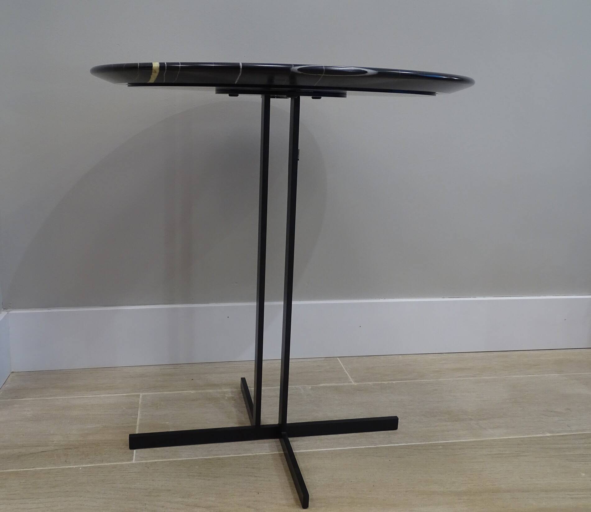 Coffee table or auxiliary table Natuzzi, marmol Sahara Noir, s. XXI – Italy