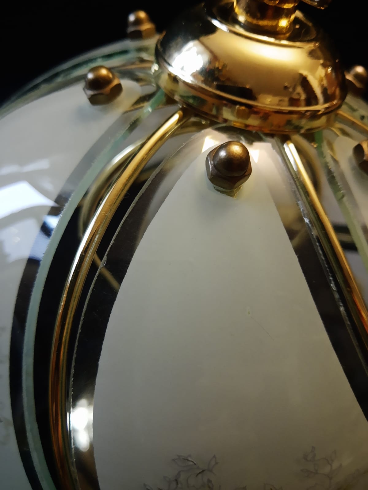 Tiffany style table lamp vintage floral motifs