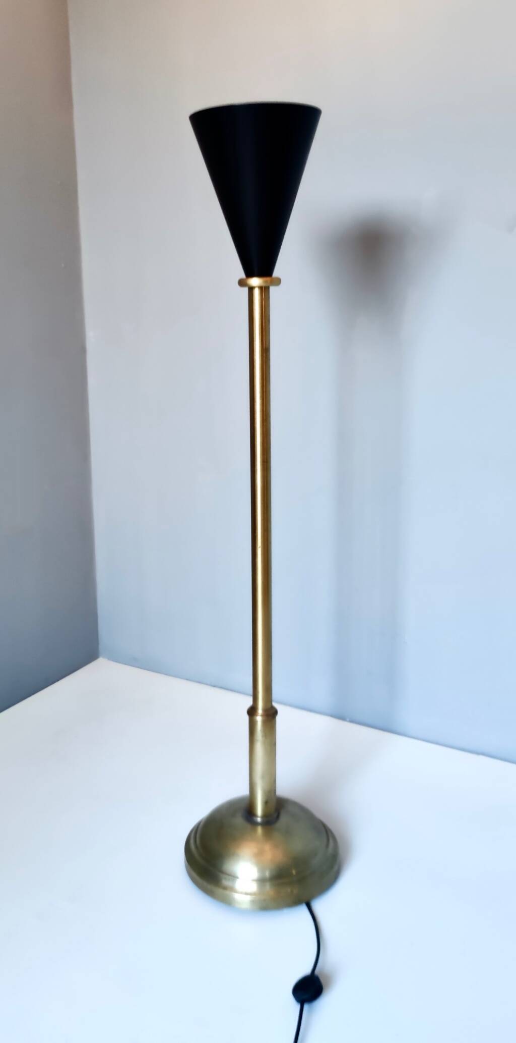 Lampadaire en laiton et aluminium verni noir, Italie