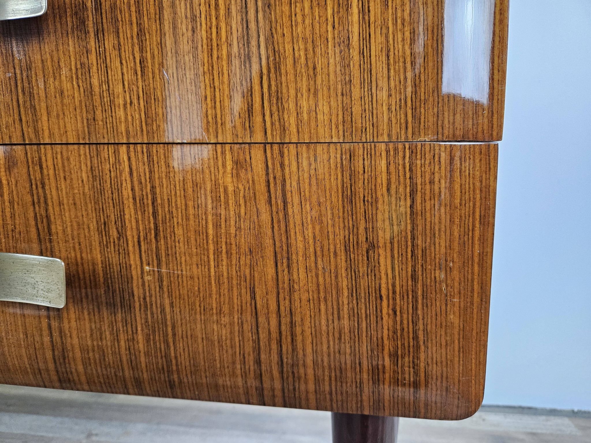 Mid-century drawer chest in mahogany, brass and glass.