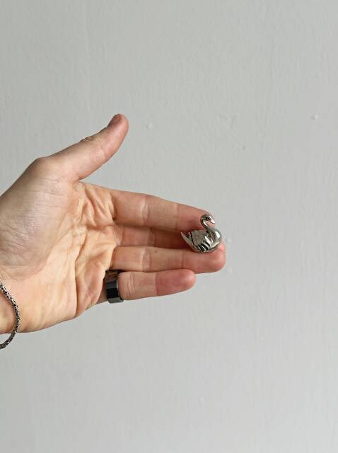 Metal swan name holders