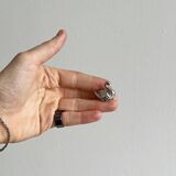 Metal swan name holders