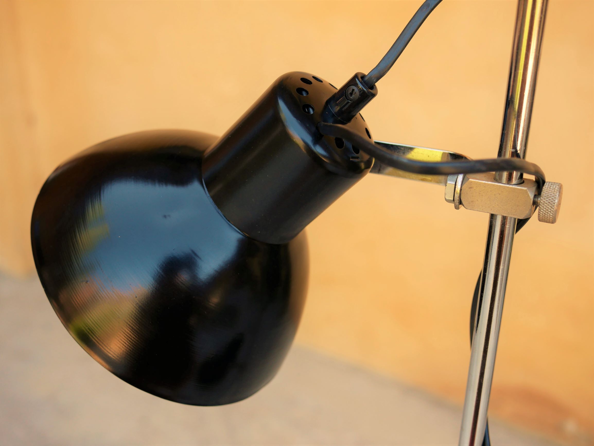 Lampadaire en métal noir avec 2 spots