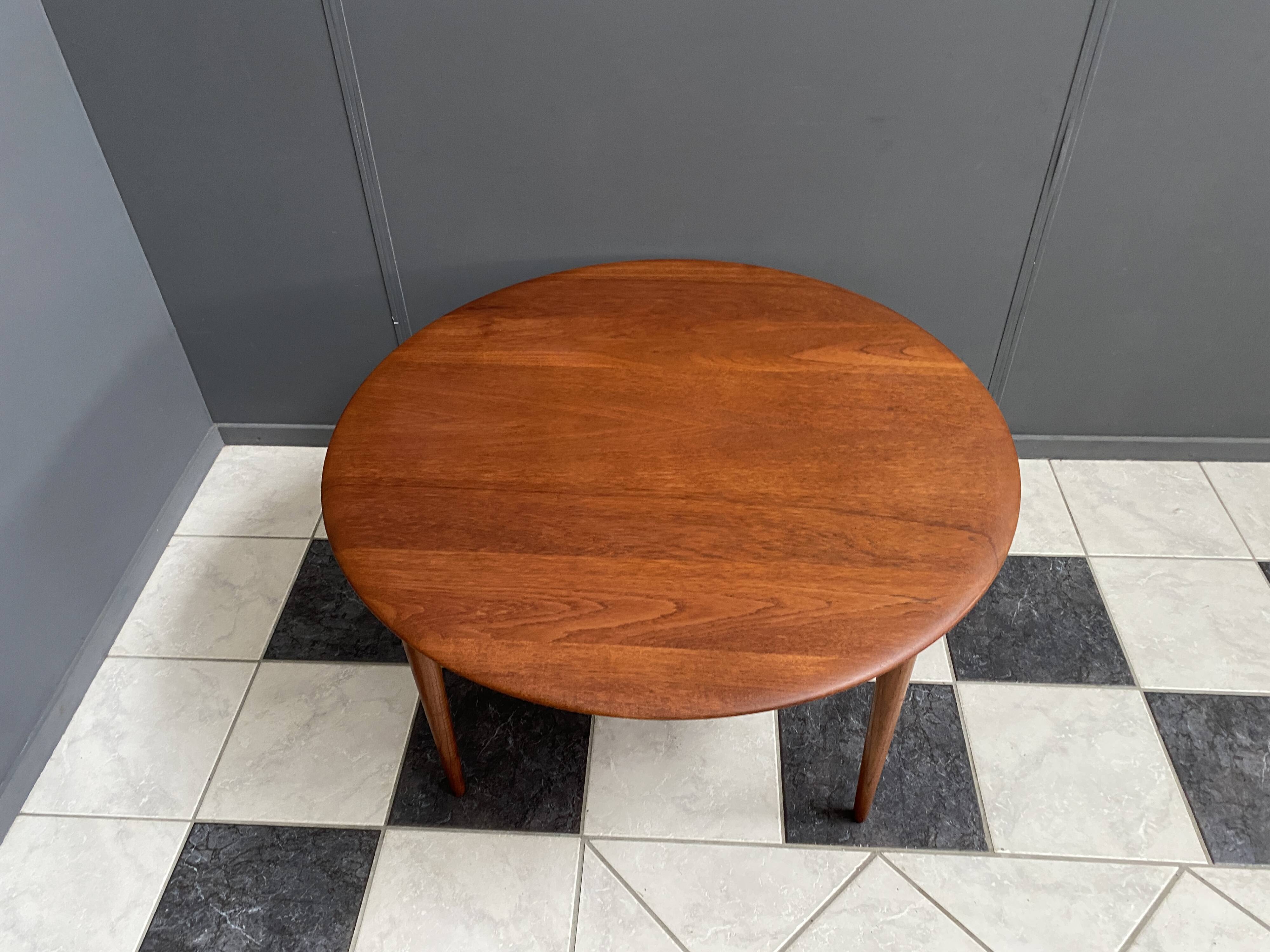 Mid-Century Modern scandinavian coffee table in teak by Hvidt & Mølgaard Nielsen for France and Søn.