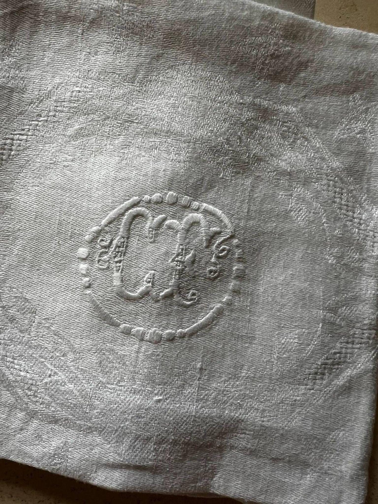 Lot de six serviettes de table anciennes en damassé, monogramme brodé