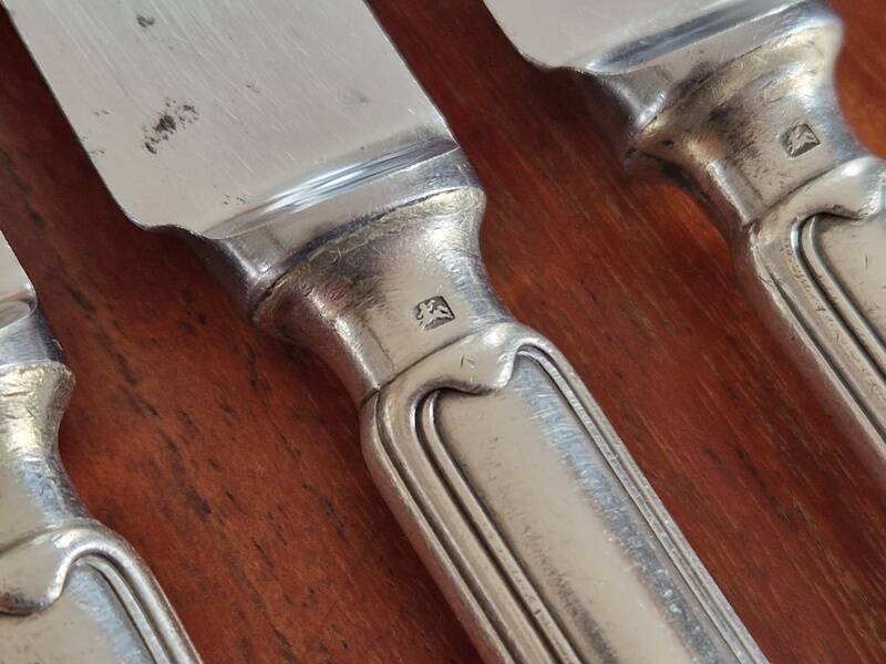 Ercuis - Set of 4 table knives model Chinon with metal outline.