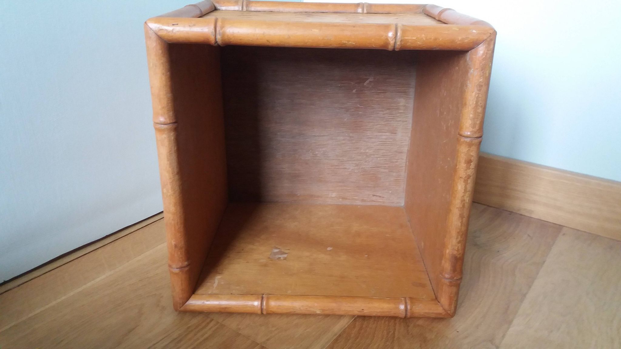 Cache pot, storage box in wood and rattan.