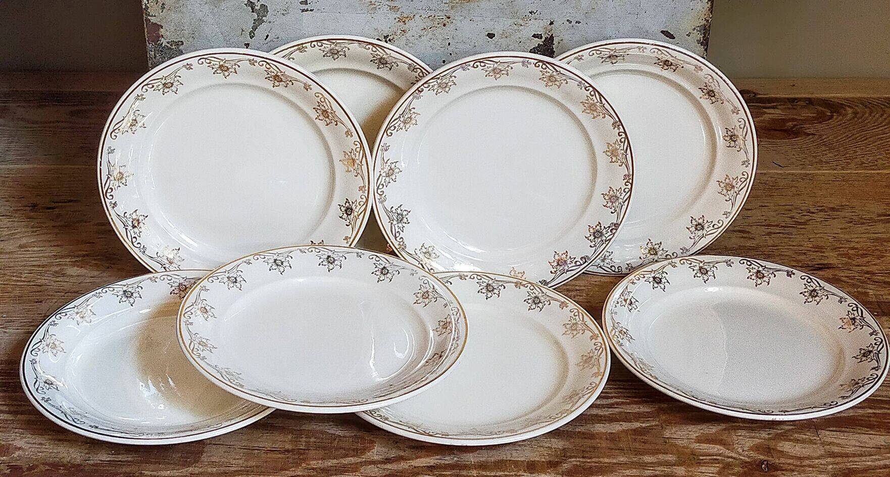 Eight Villeroy & Boch dessert plates with gold decor