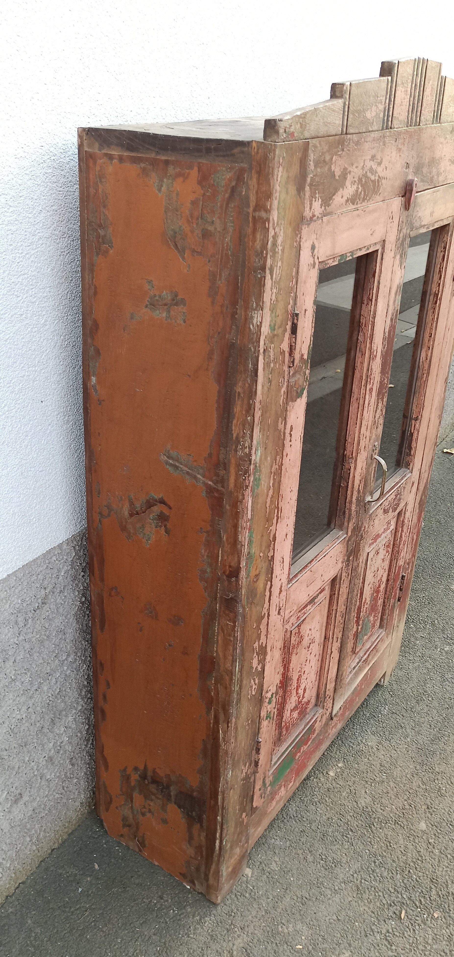 Armoire en bois rose avec portes vitrées