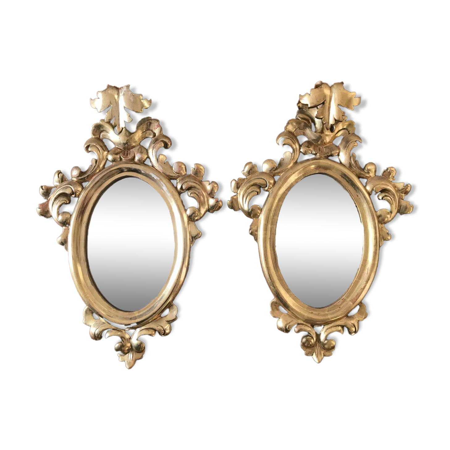 Paire de miroirs rococo dorés en bois sculpté