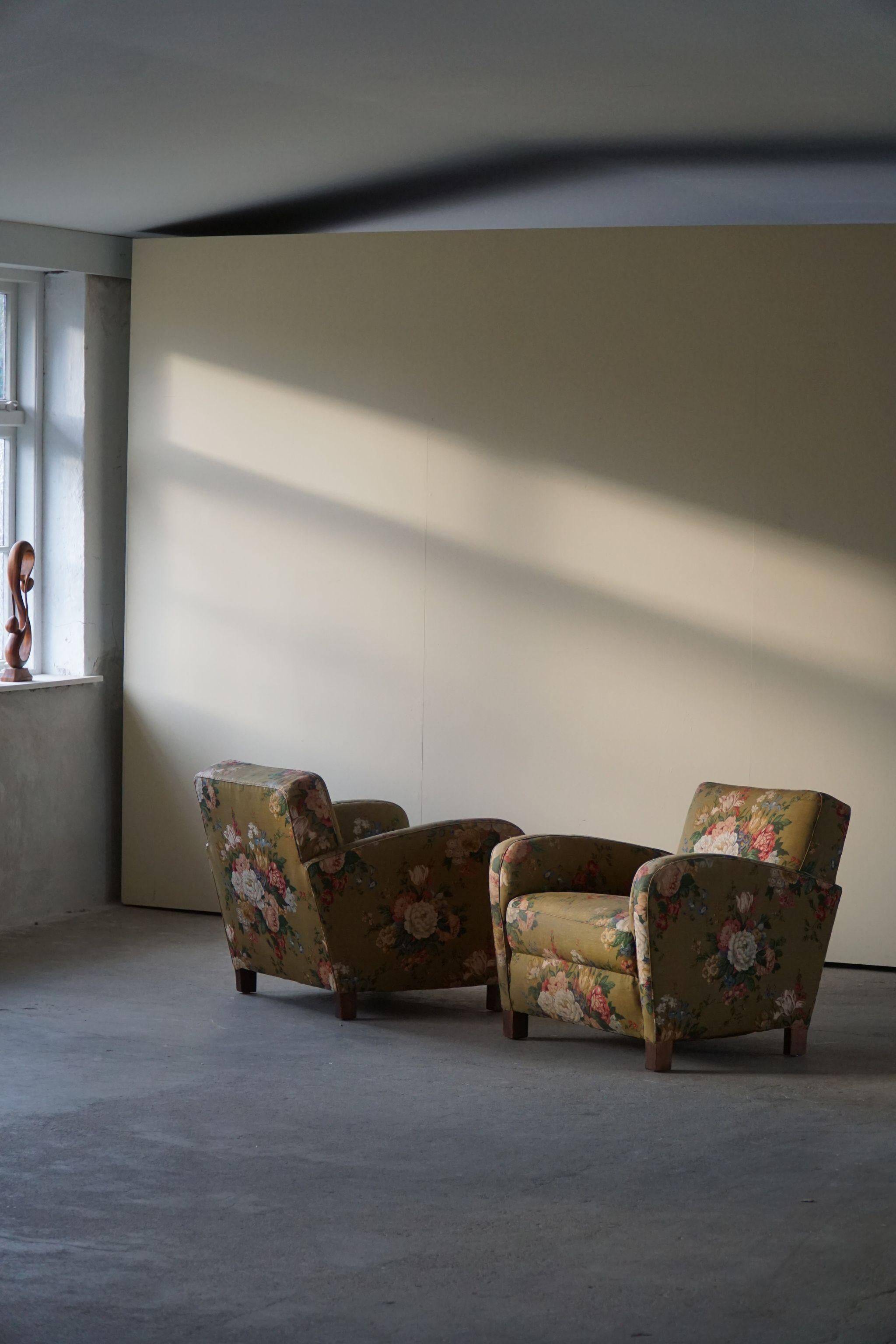 Modern Danish pair of curved lounge chairs, original fabric, Fritz Hansen, 1940.