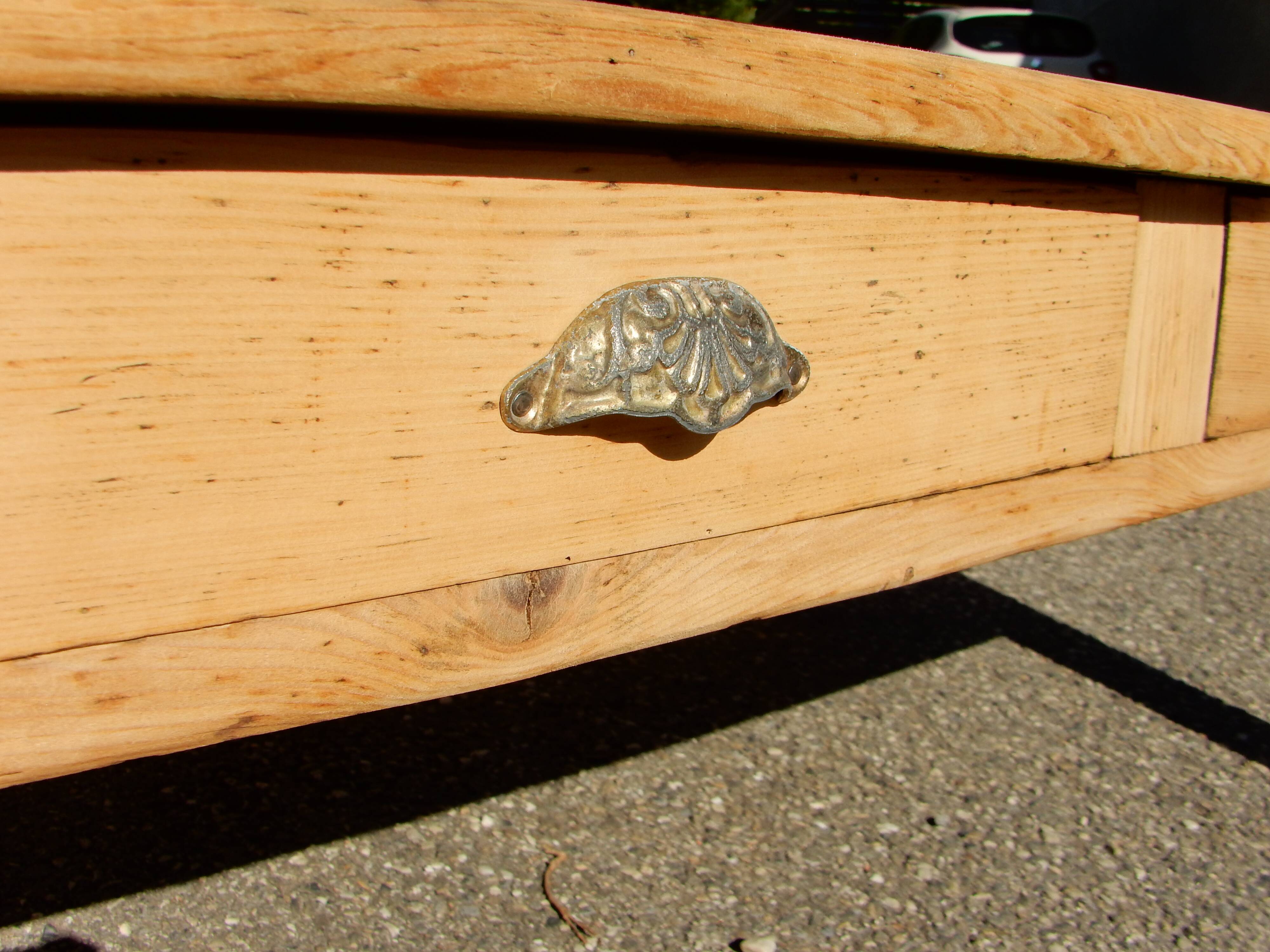 Ancienne table basse de ferme en sapin