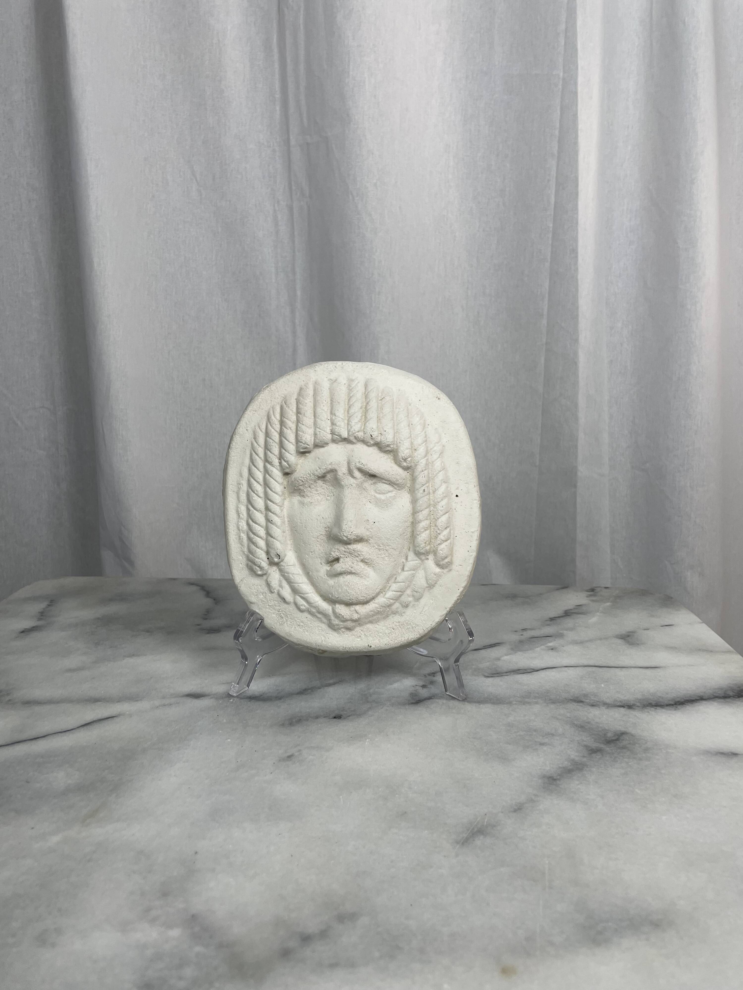 Masque de style visage en bas-relief antique