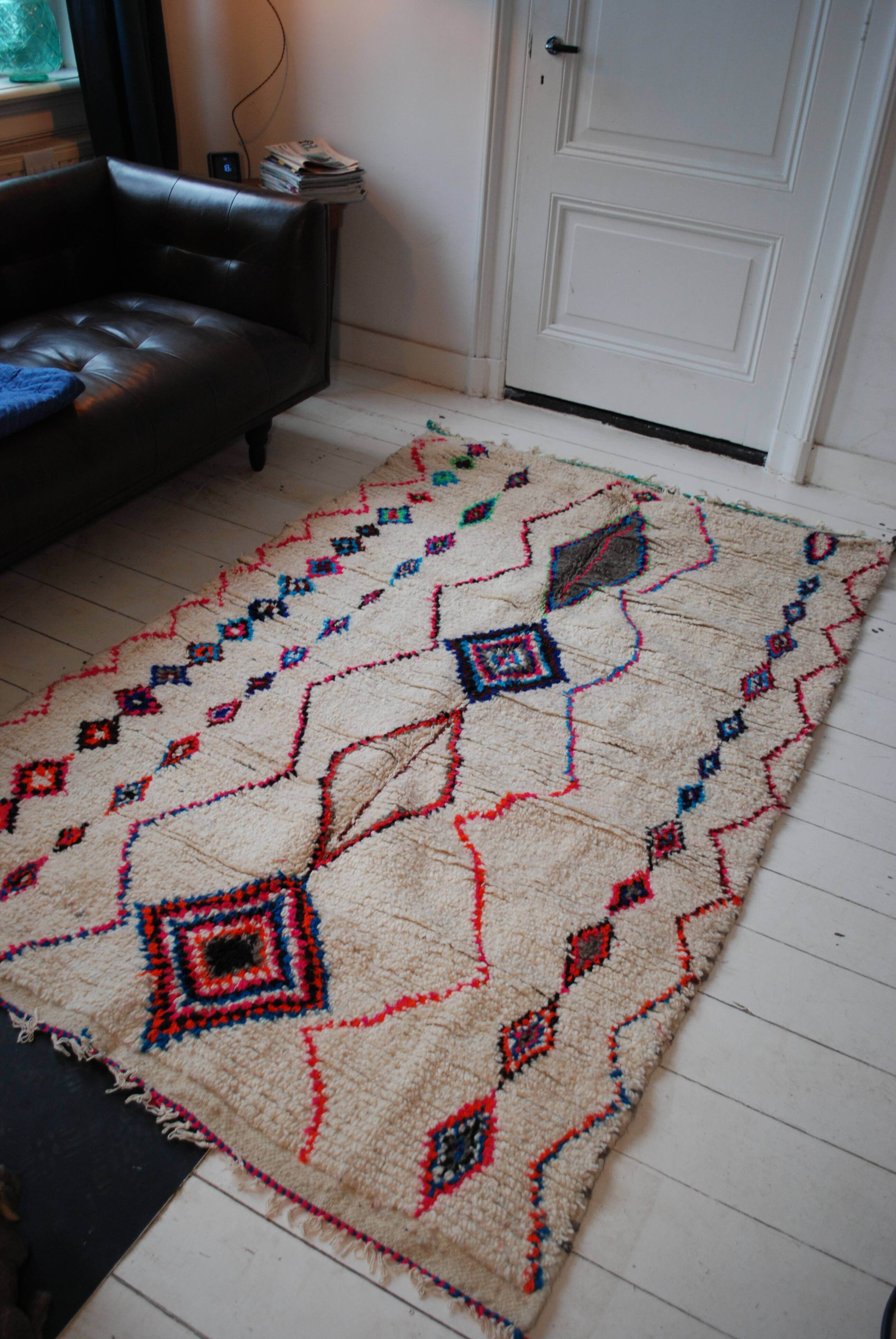 Berber vintage rug 100% wool, handcrafted. free shipping in europe. unique! 250x145cm