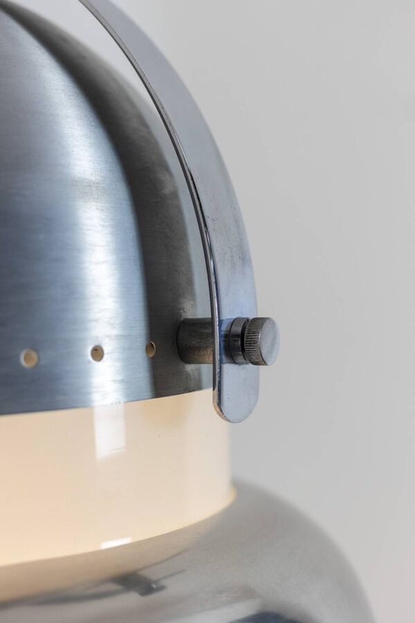 Suspension de Style industriel en métal brossé et opaline. Années 1970.