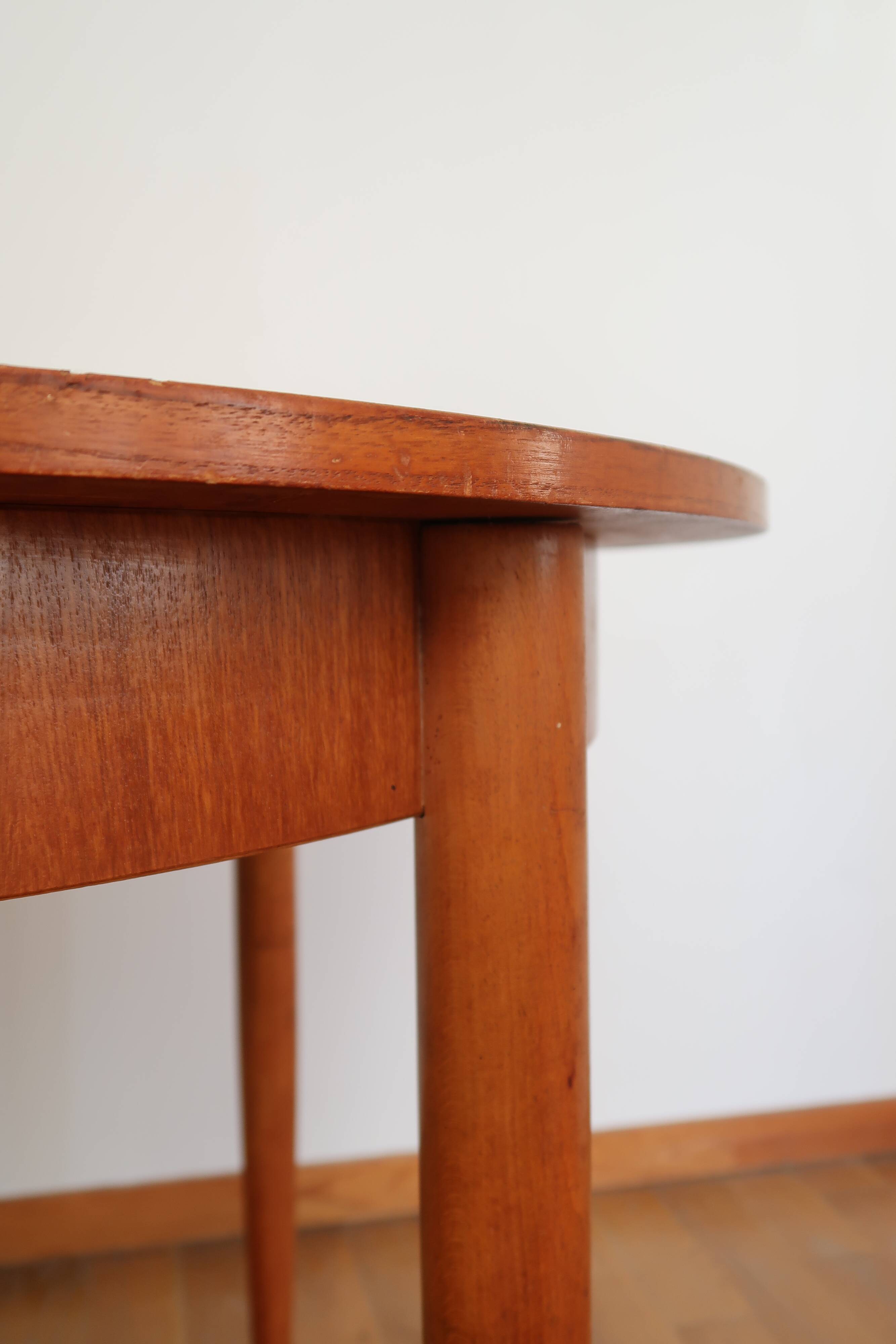 Extendable Scandinavian Round Table