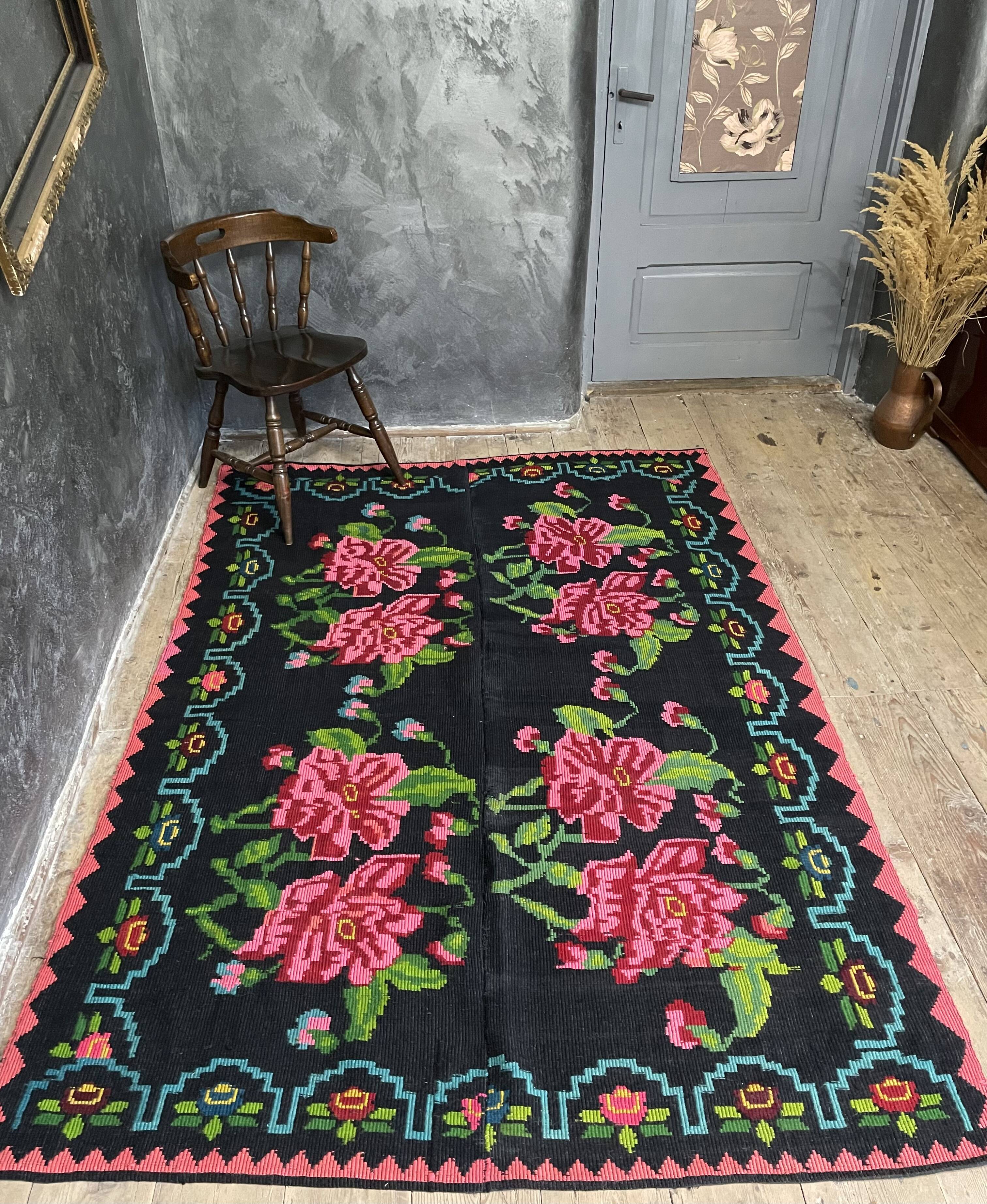 Tapis en laine roumaine tissé à la main avec fleurs roses sur fond noir