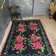 Tapis en laine roumaine tissé à la main avec fleurs roses sur fond noir