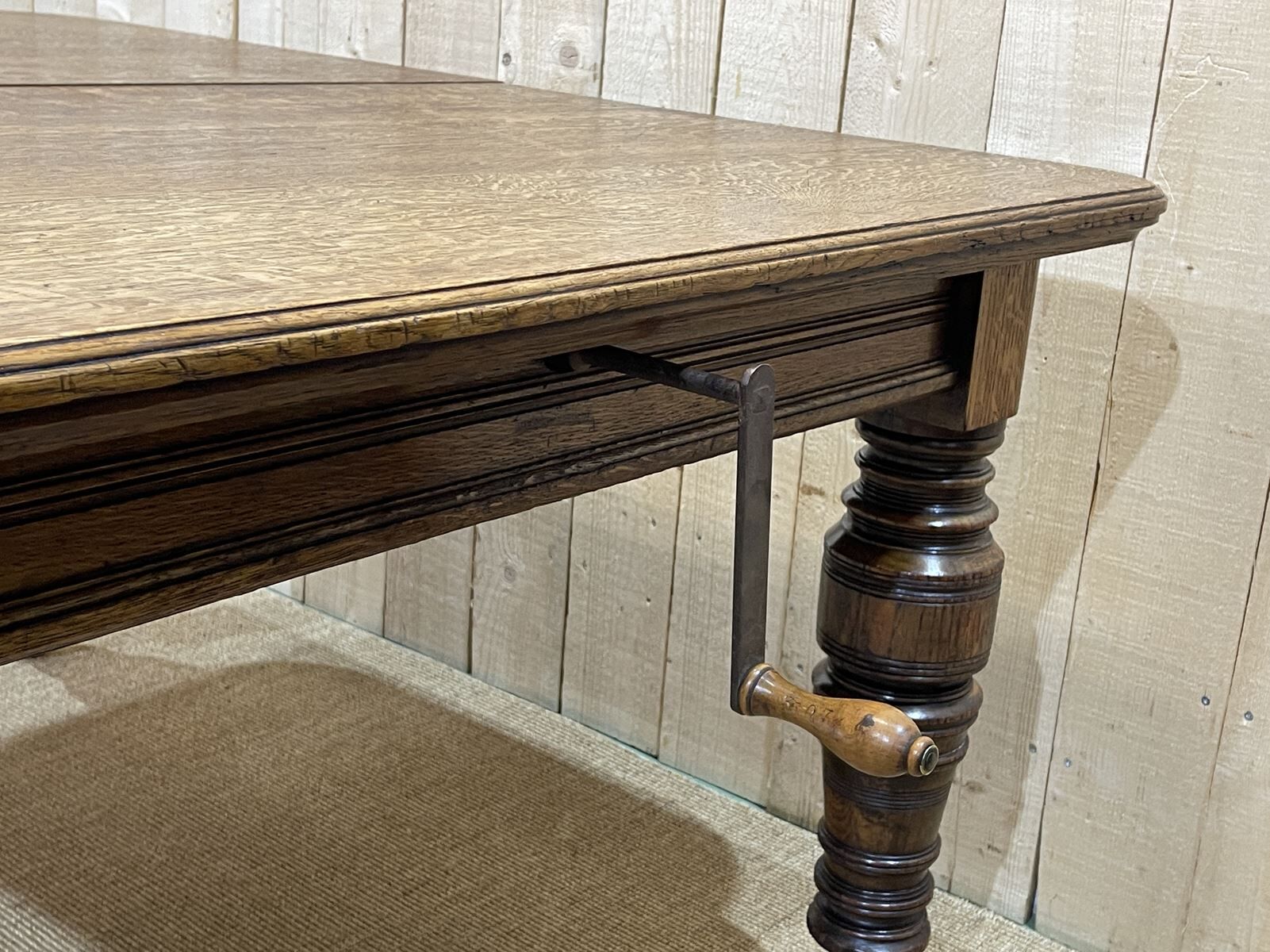 English nineteenth oak table with 1 crank extension