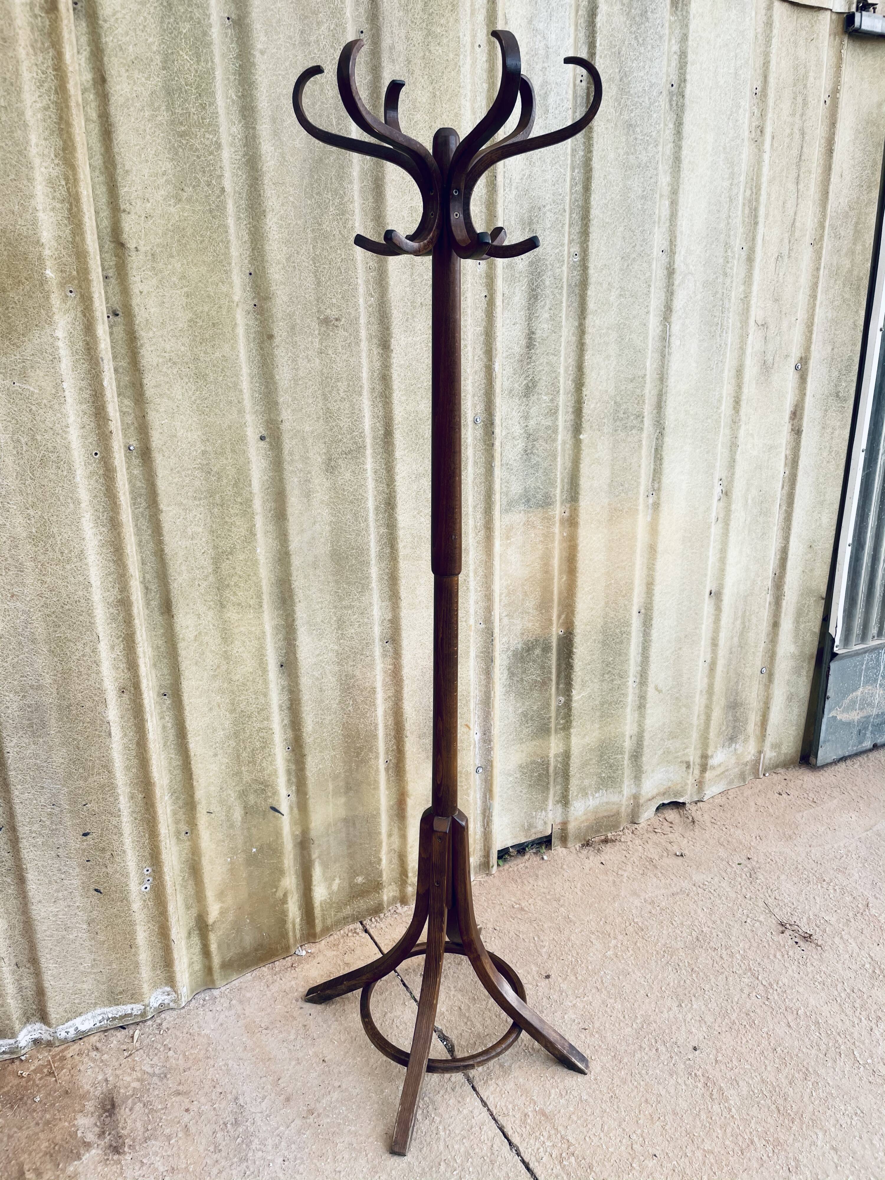 Baumann parrot coat rack