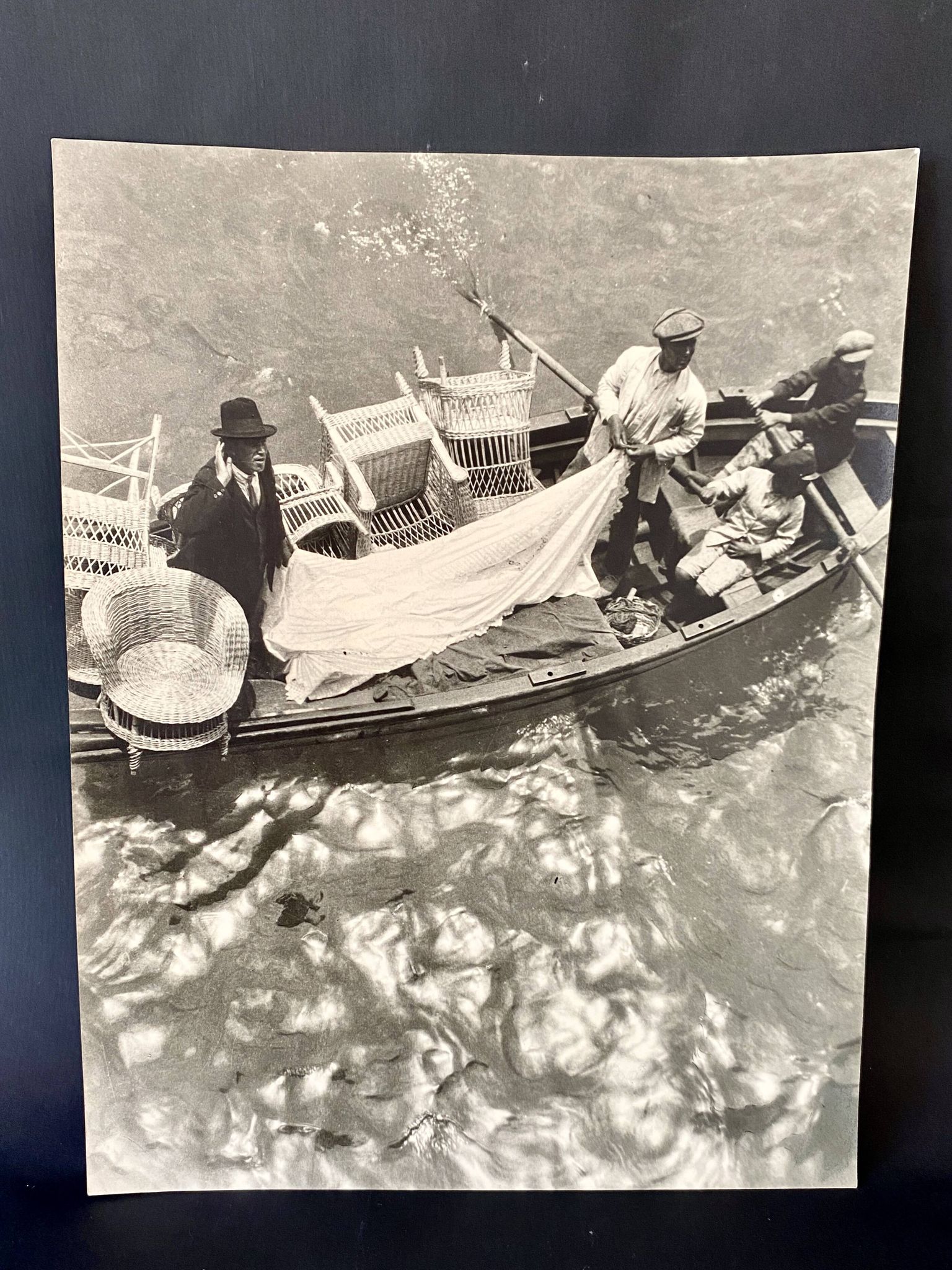 Photo ancienne « les livreurs de meubles en osier »