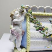 Small porcelain planter in antique German Putti style Meissen from the 19th century.