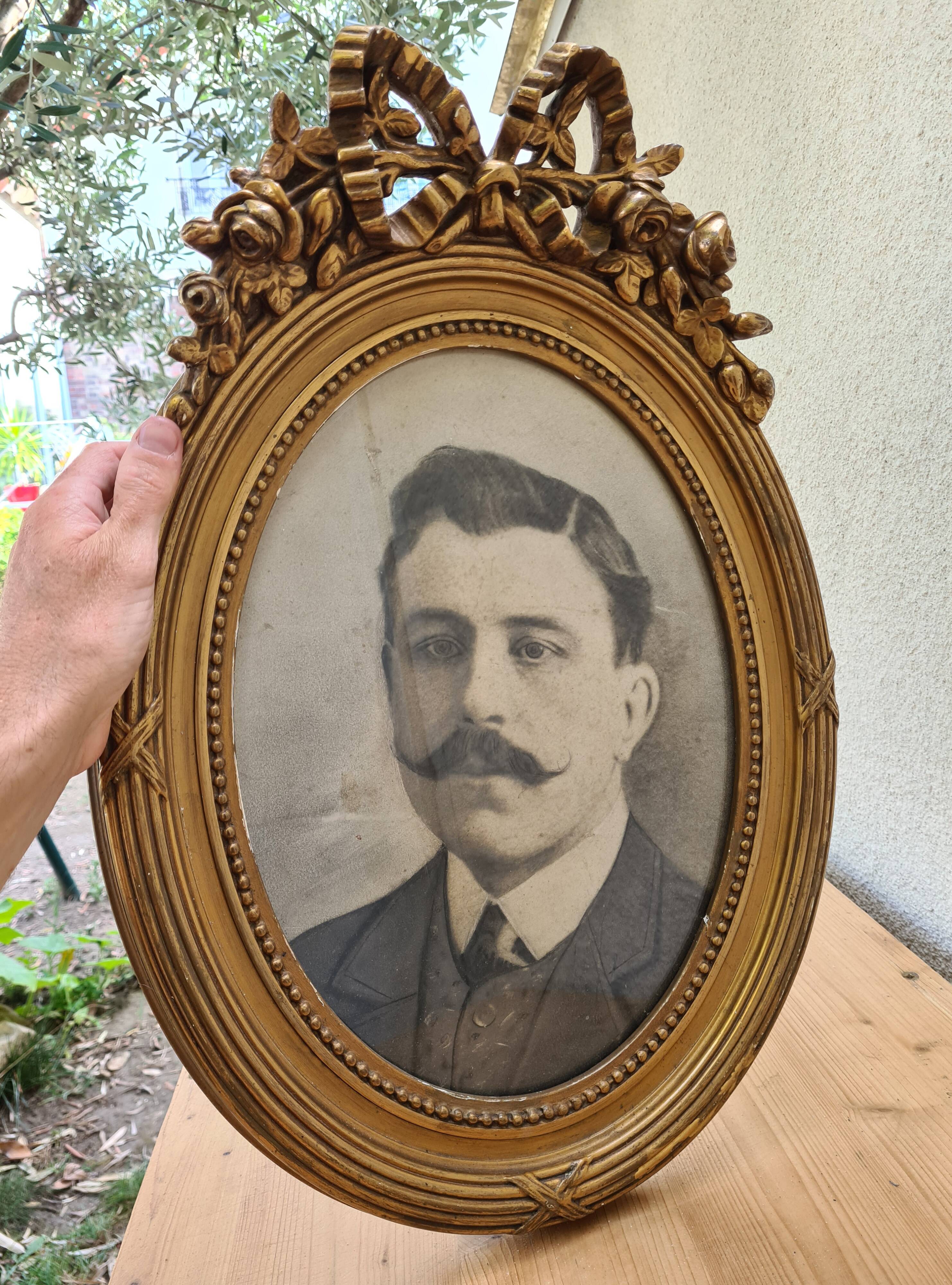 Antique medallion frame in gilded stucco with its period portrait.