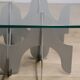 Table basse sculpturale minimaliste en métal et verre – 1970