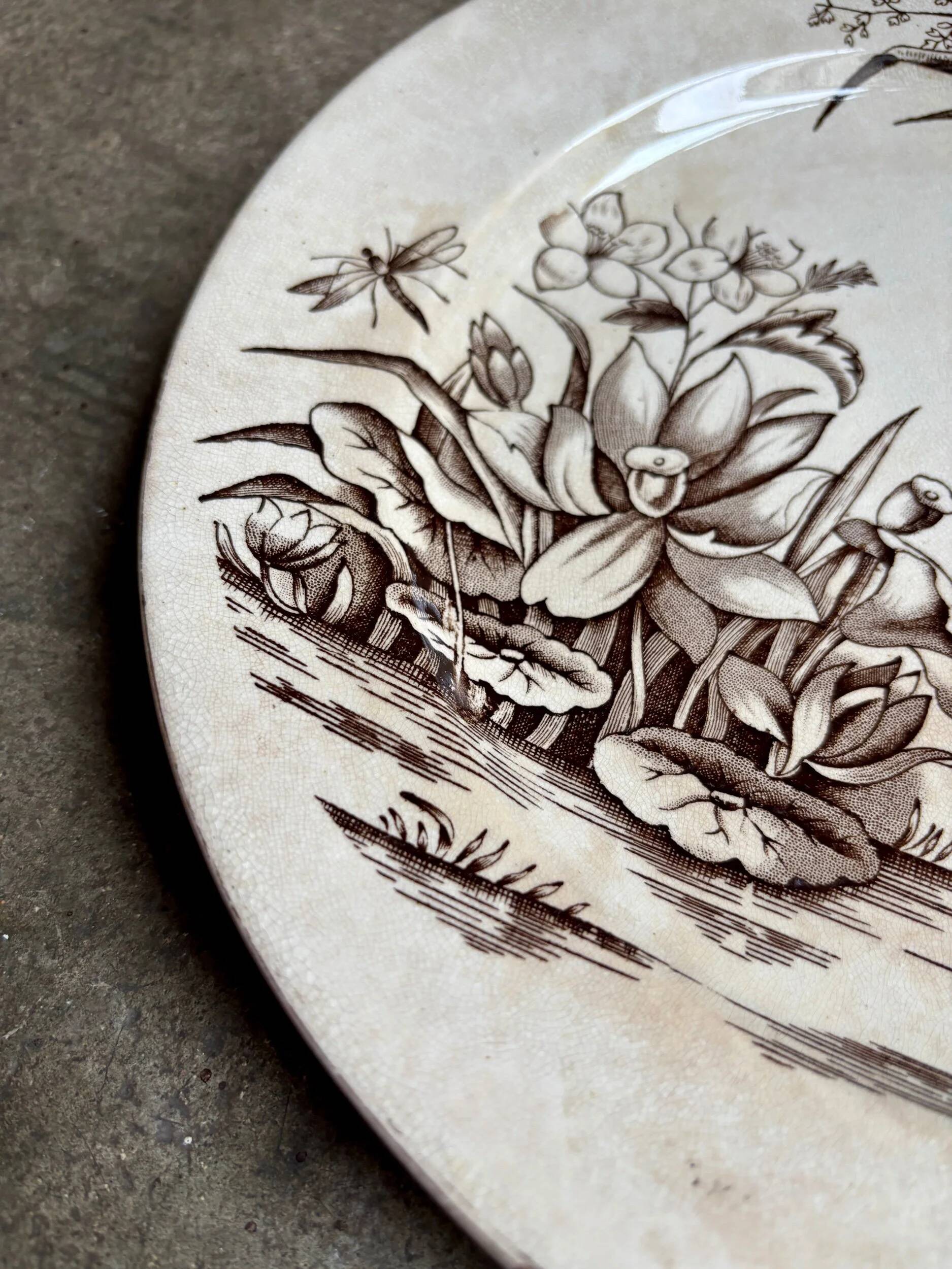 Assiette plate Tunstall en terre de fer anglaise marron et dorée, service "Amazon" vers 1880