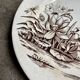 Assiette plate Tunstall en terre de fer anglaise marron et dorée, service "Amazon" vers 1880