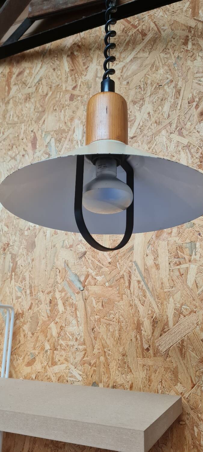 Suspension in beige enameled sheet metal