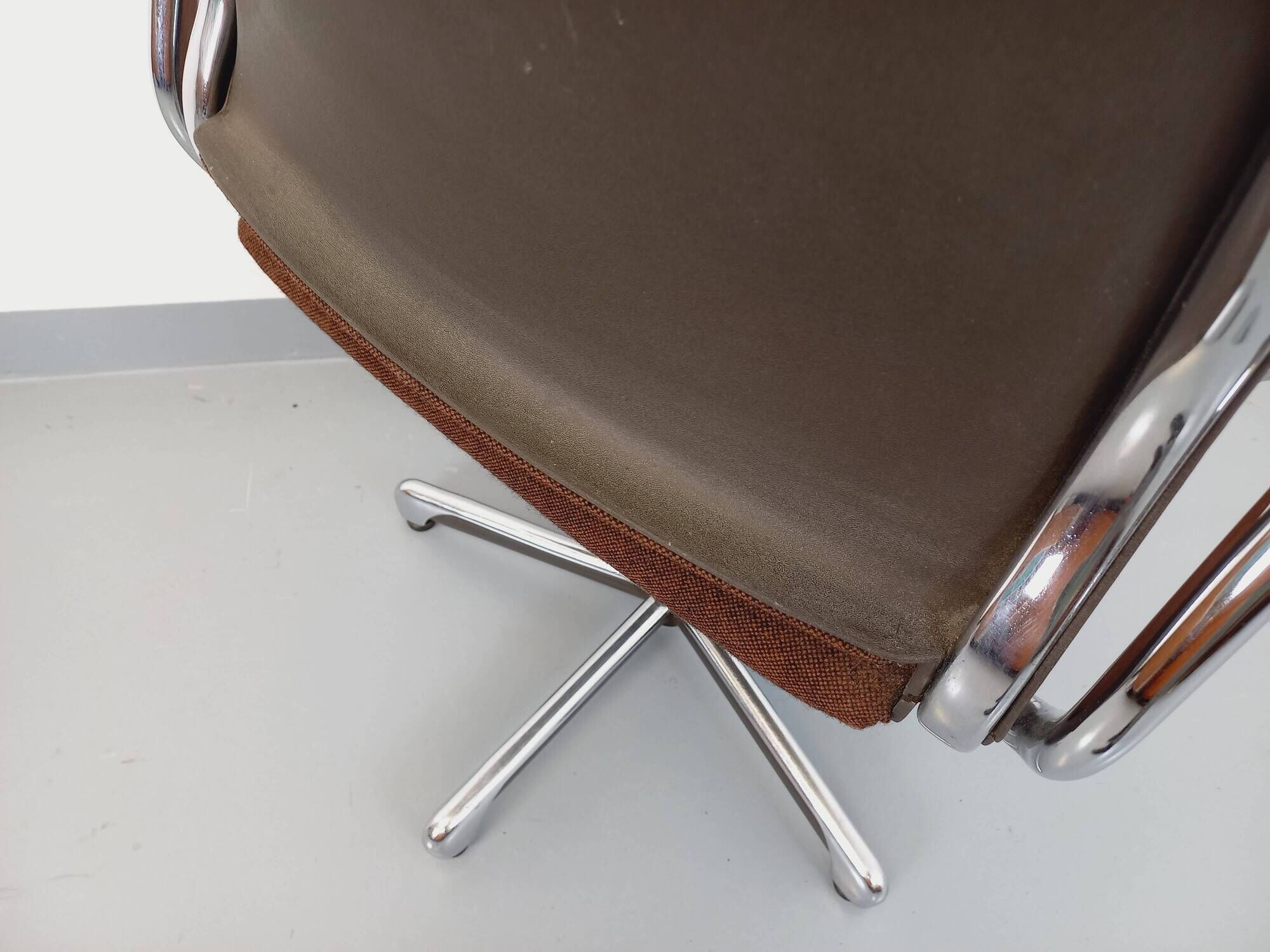 Vintage Steelcase Strafor office chair in chrome and fabric from the 70s